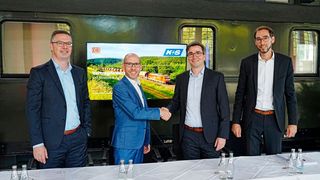 Vertragsunterzeichnung (v.l.): Steffen Brill (Leiter Logistics Procurement & Execution, K+S Minerals and Agriculture), Torsten Lüders (Leiter Vertrieb Rohstoffe und Baustoffe, DB Cargo), Philipp Möller (Senior Director Logistics, K+S Minerals and Agriculture) und Philipp Sternberg (Leiter Vertrieb Baustoffe und Düngemittel, DB Cargo). (Bild: DB/Volker Emersleben)