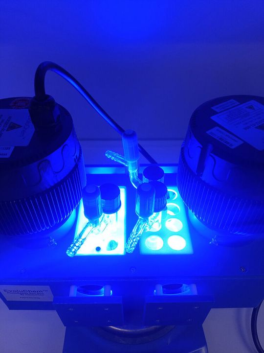 Die Reaktion wird mit blauem Licht bestrahlt, das mit Hochleistungs-LEDs erzeugt wird, damit der Cycloadditionsprozess abläuft. Die Reaktion wird mit blauem Licht bestrahlt, das mit Hochleistungs-LEDs erzeugt wird, damit der Cycloadditionsprozess abläuft.