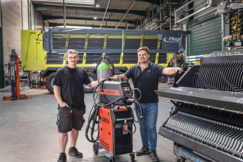 Convinced by the Micor MIG systems from Lorch: Tom Anders, head of welding technology, and Andreas Fliegl, managing director of Fliegl Grassland Technology (left to right). (Image:Lorch)