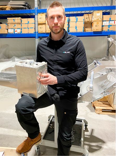 Aurora Powertrains wurde 2017 von vier Ingenieuren gegründet. Einer davon ist Matti Autioniemi, der das Unternehmen als CEO leitet. „Keine Motorengeräusche, dafür den Erklärungen des Tour-Guides lauschen, Tiere ungestört beobachten und umweltfreundlich die wunderschöne Landschaft des hohen Nordens genießen: Das sind die Argumente, die für elektrisch angetriebene Schneemobile sprechen“, betont er die Vorteile nicht nur des eSleds. (Bild: Aurora Powertrains | Farasis Energy)