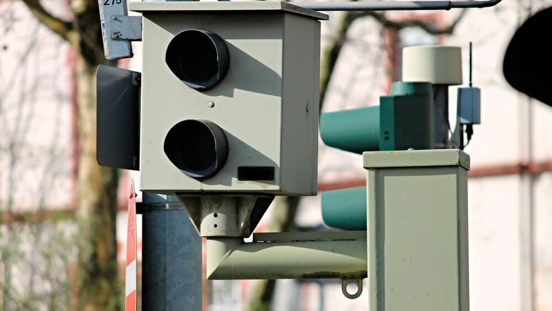 Wer innerorts 16 bis 20 km/h zu schnell fährt und geblitzt wird, der zahlt bald doppelt so viel wie bisher.
