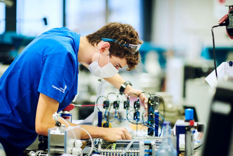 Lukas Bircher, Polymechaniker/in EFZ, Automation. (Bild: © Manu Friederich)