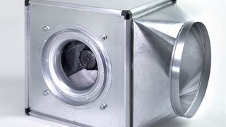 17 Typen mit Laufrad-Durchmessern von 250 bis 710 mm und Förderleistungen von 1000 m³/h bis 19000 m³/h sind von den Radialventilatoren der Gigabox von Helios verfügbar. (Archiv: Vogel Business Media)