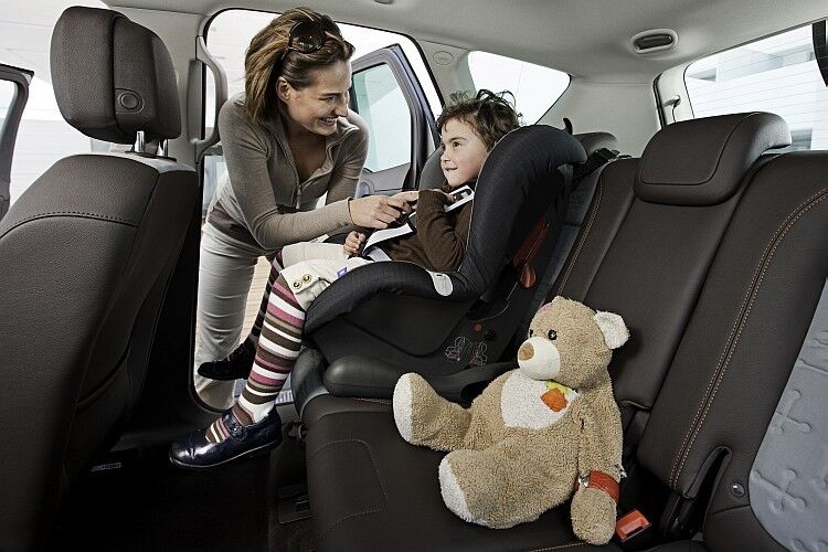 Vor allem Familien mit kleinen Kindern dürften die weit öffnenden Türen des Meriva schätzen. (Foto: Opel)