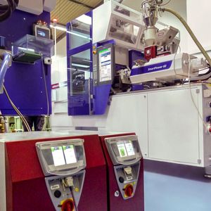 In den Insider-Zellen sind Temperiergeräte des Typs Tempro plus D von Wittmann integriert, wie man hier sieht.