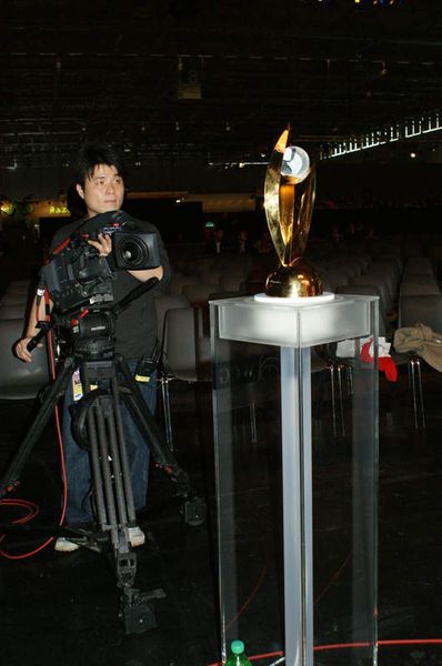 Die Medienpräsenz auf dem Grand Final der World Cyber Games ist enorm. Diesen Preis erhält das nationale Team, das während er Spiele die meisten Preise einheimsen konnte. (Archiv: Vogel Business Media)