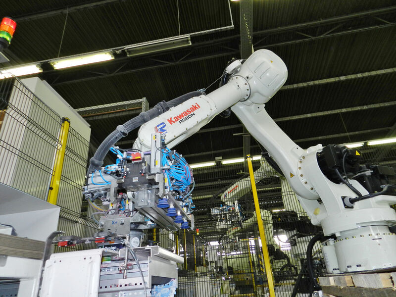 Roboter mit Multigreifer übernimmt das Handling von Paletten, Zwischenlagen und Produkten. (Kawasaki)
