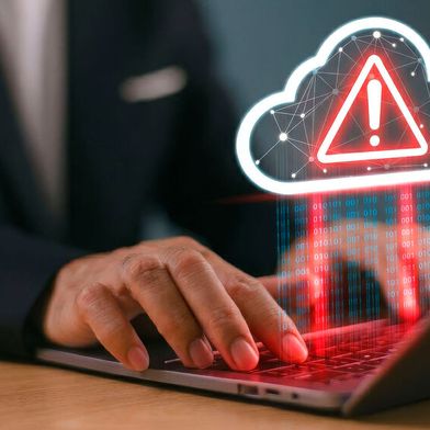 Apache Software Foundation hat bei der Behebung der Schwachstelle EUVD-2026-21012 / CVE-2026-29146 in Kauf genommen, dass dabei eine weitere Sicherheitlücke – EUVD-2026-21056 / CVE-2026-34486 – entsteht. Beide Anfälligkeiten sind behoben, die zweite Schwachstelle wird bereits aktiv ausgenutzt. (Bild: © MT.PHOTOSTOCK - stock.adobe.com / KI-generiert)