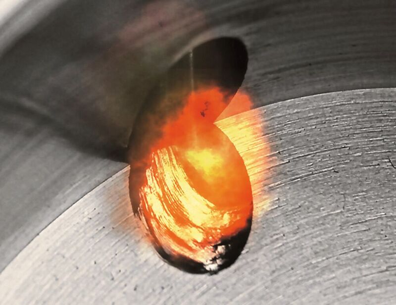 Lors de l'ébavurage TEM, la bavure à enlever est brûlée par une réaction chimique entre la matière et le gaz de traitement. Ce procédé est applicable pour des pièces métalliques ou des matières thermoplastiques dotées de géométries complexes et de nombreux points à ébavurer difficiles d'accès.