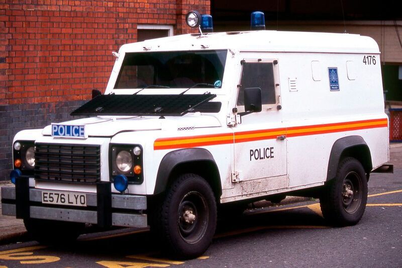 Der Land Rover Defender eignete sich auch als gepanzertes Polizeiauto. (Land Rover)