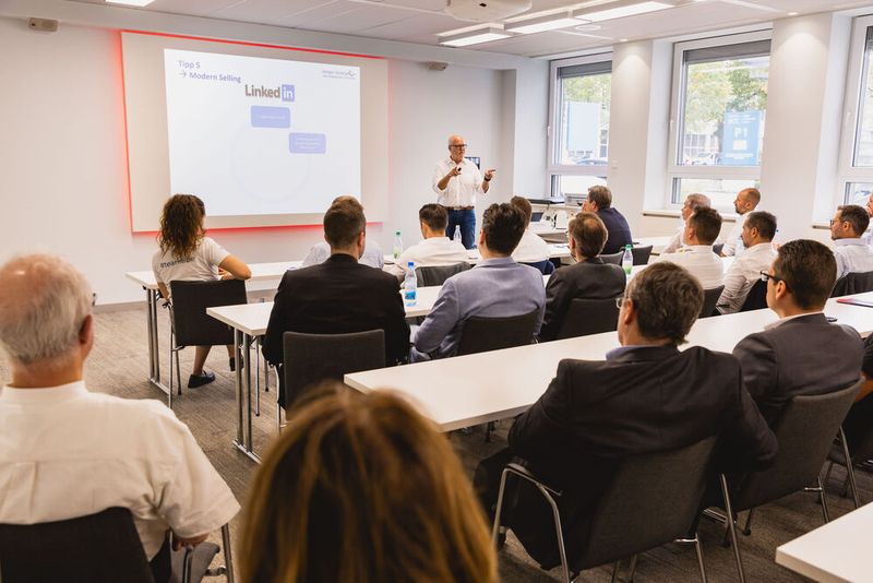 Impressionen vom 24. Würzburger EMS-Tag: Im Mittelpunkt standen aktuelle Branchenthemen, praxisnahe Impulse und insbesondere der persönliche Austausch innerhalb der EMS-Community. (Bild: Stefan Bausewein)