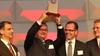 Michael Breme nahm als Leiter des Werkzeugbaus bei Audi den Pokal als Gesamtsieger „Werkzeugbau des Jahres“ entgegen.  (Bild:  Fouhy)