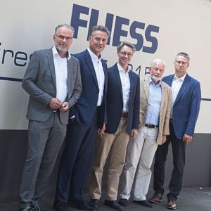 Im Bild zu sehen von rechts nach links: Henk Visser, Remco H. Valk (beide Valk Welding) und Alexander H. und Henning H. Fliess sowie Olaf Penning (alle Fliess).