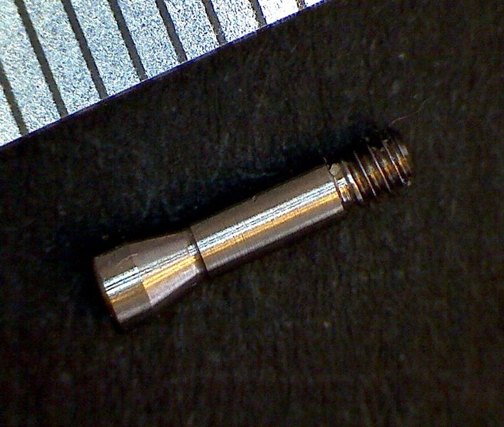 Zahnimplantat, daneben ein Maßstab mit Millimeterteilung (Compar)
