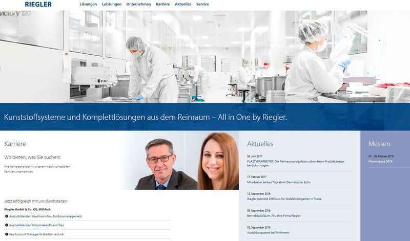 Auf der Riegler-Startseite werden aktuelle Stellenausschreibungen, Pressemitteilungen sowie Messen und Events geteasert. Die vertikale Hauptmenüführung schafft eine klare Struktur, sodass User nicht suchen, sondern finden.  (Riegler)