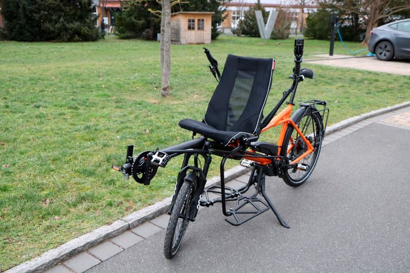 Der vordere Liegesitz ermöglicht es, auch Menschen mitzunehmen, die aufgrund körperlicher Einschränkungen nicht allein oder auf einem Aufrecht-Fahrrad fahren können.  (Bild: Ute Drescher - konstruktionspraxis)