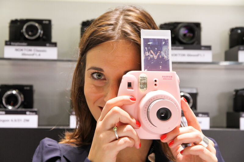 Eine Sofortbildkamera präsentiert Fuji mit der Instax in Halle 4.2. (Archiv: Vogel Business Media)