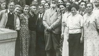 Robert Bosch mit Angestellten in Stuttgart-Feuerbach, 1935
“ Man kann mir nachsagen, ich sei gar kein Erfinder, und ich mache auch gar keinen Anspruch auf diesen Titel. Aber ich bin der Mann, der es fertiggebracht hat, durch Ausdauer, durch gutes Beispiel und durch richtige Behandlung meiner Mitarbeiter einen Betrieb aufzubauen, der einen guten Namen hat in der ganzen Welt. Ich verdanke nicht einen geringen Teil meines Erfolges meiner ausdauernden Gründlichkeit, die verhütete, dass etwas Schlechtes aus meiner Werkstatt hinausging. ”
Robert Bosch (Bosch)