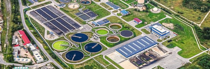 Fig. 1: Impianti come quello qui raffigurato trattano le acque reflue e le reimmettono nel circuito dell'acqua fresca. Il grado di contaminazione viene misurato tramite parametri complessivi quali il CSB e il TOC.(Immagine: licenza libera, jarmoluk /  Pixabay)
