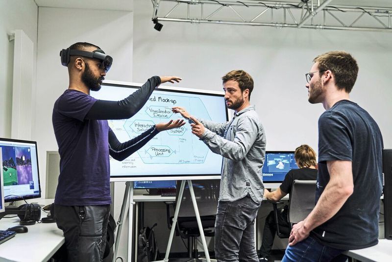 Systeme effizient digital planen, lange bevor es in die Produktion geht: Einer von vielen Aspekten, mit denen Advanced Systems Engineering die Entwicklungsarbeit für die Zukunft aufstellt. (Wolfram Schrol, Fraunhofer IEM)