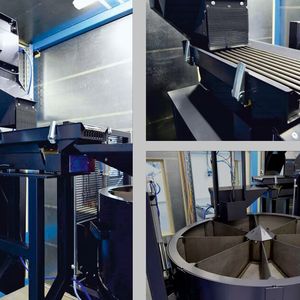 Der Vibrationsförderer trennt die gefertigten Teile durch Vibration von anhaftenden Spänen, Butzen und Öl. Diese fallen auf ein Gitter und werden abtransportiert, während die Teile weiter vorwärts vibrieren. Im anschließenden Puffer kann der Bediener dann kurzzeitig Teile vorhalten, falls der angeschlossene Chargierer gerade entleert wird. Dieser Dosierer wiederum besitzt acht Chargenkammern, die sich nacheinander zu beiden Seiten über eine Rutsche entleeren können.(Bild:  Gepe)