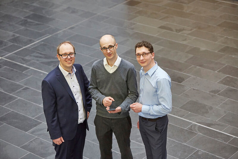 Das Bild zeigt die EVS-Entwickler Markus Multrus, Guillaume Fuchs und Stefan Döhla (v.l.n.r).  (Piotr Banczerowski / Fraunhofer)