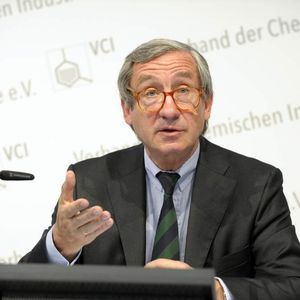 VCI-Präsident Prof. Dr. Ulrich Lehner: „Noch vor wenigen Jahren wären wir bei so widrigen Umständen wesentlich pessimistischer in eine Pressekonferenz gegangen. Heute können wir verkünden: Wir werden 2008 trotzdem 2,5 Prozent Wachstum haben und das ausgehend von einem hohem Niveau.“ 