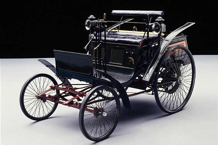 Das erste in Großserie hergestellte Auto der Welt mit etwa 1.200 gebauten Exemplaren ist das Benz Velociped von 1894, ein leichter und preiswerter Kleinwagen. (Daimler)