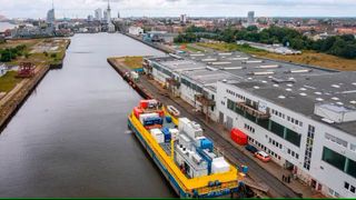 Um grünen Wasserstoff noch effizienter zu gewinnen, testen Forscher aus Bremerhaven derzeit, ob das nicht mit einer Plattform direkt im Meer zu erreichen ist ... (Bild: dpa)