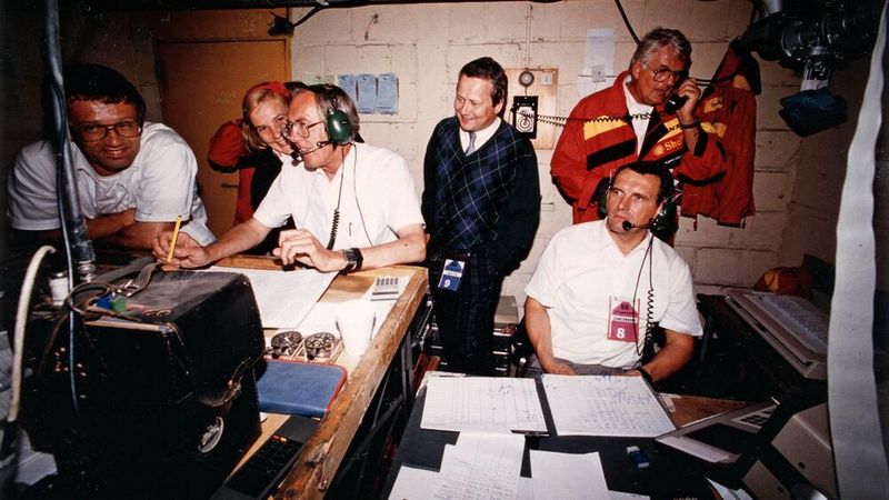 Helmut Flegl, Paul Hensler, Dr. Wolfgang Porsche, Peter Falk, Susanne Porsche (v. l.) beim Le-Mans-Rennnen 1988. (Bild: Porsche)