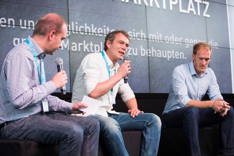 Podiumsdiskussion am 2. Tag (v. l.): Jochen Krisch, Peter Höschl und Johannes Altmann (Shopware)