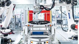 Die Batteriemontage erfolgt mit einem hohen Automatisierungsgrad meist in 10 bis 12 Stationen, von denen viele als geschlossene Roboterzellen ausgebildet sind. (Foto Fleischmann)