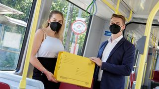 Pakettransport in den öffentlichen Verkehrsmitteln: Ab 2024 soll die Testphase des Projektes namens „Öffi-Packerl“ starten. (Bild: Wiener Linien / Thomas Topf)