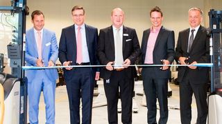 Beim Bandschneiden zur Eröffnung (v.l.n.r.): Harald Thum (Direktor Vertrieb & Service Deutschland), Ken Dufford (VP Europe), Oliver Blaha (Regionalleiter Südost, alle Crown), Felix Kretz (Standortförderer Neufahrn) und Franz Heilmeier (1. Bürgermeister Neufahrn). (Crown)