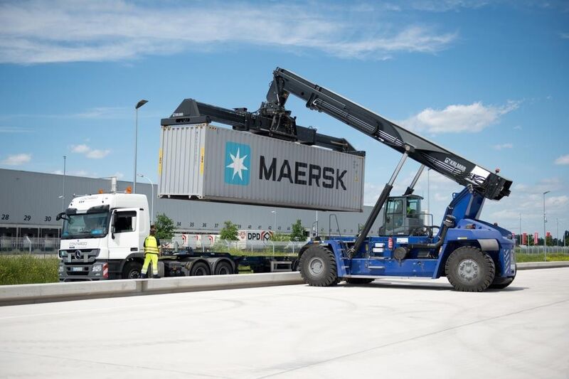 Containerverladung im Mercedes-Benz Consolidation Center in Speyer. (Bild: Daimler)