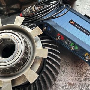 Bei tieffrequenten Störgeräuschen schwört Akustikexperte Simon Schmitt auf das Pico Scope NVH. Mit ihm lässt sich z. B. ein defektes Lager eines Differentials rasch als Übeltäter entlarven.(Bild:  geraeuschanalyse.de)