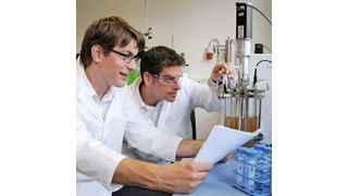 Studiengangsleiter Marco Rupprich (links) und Projektleiter Thomas Obholzer im Testlabor des MCI Management Center Innsbruck: Das neu entwickelte Verfahren nutzt die Ionisationstechnik zur Elimination von Spurenstoffen. (Bild: MCI Management Center Innsbruck)