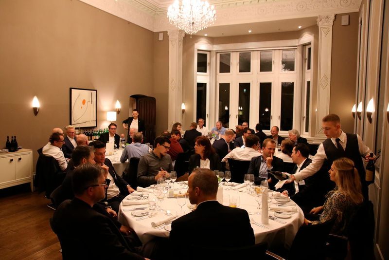 Vertiefende Gespräche beim Abendessen in der Villa Kennedy (Vogel IT-Medien GmbH)