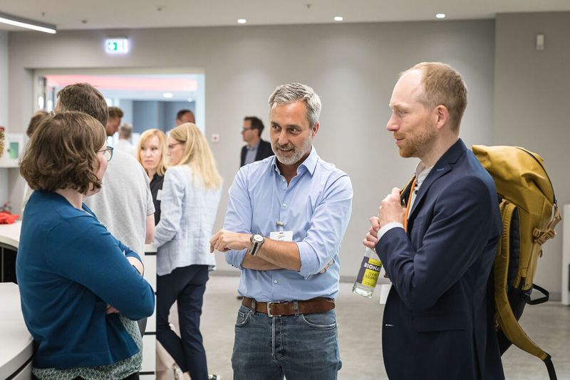 Anwenderkongress Steckverbinder 2023: Tag 1 mit Basisseminaren, Podiumsdiskussion und Posterslam. (Bild: Stefan Bausewein)