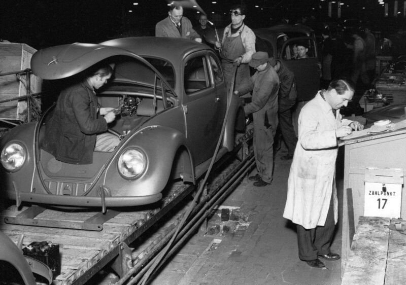 Erst mit der Übernahme der Briten produzierte man ab 1945 den Käfer auch in Serie bzw. nennenswerten Stückzahlen. Bis dahin enstanden lediglich 630 Einheiten für hohe Parteimitglieder und „Menschen mit Beziehungen“. (Volkswagen AG)