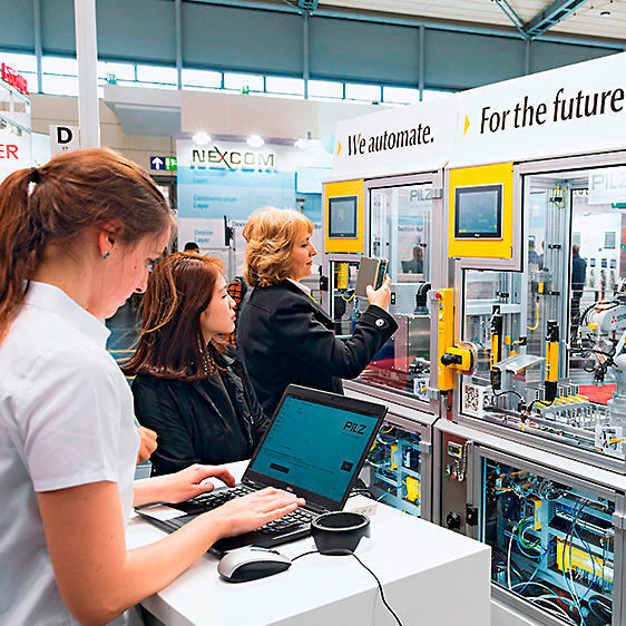 Mit der Smart Factory will Pilz auf der SPS IPC Drives zeigen, wie individualisierte Produkte zu Bedingungen der Massenproduktion schnell, flexibel und kosteneffizient hergestellt werden können. Vom Sensor über den Antrieb bis hin zur Steuerung stammen alle enthaltenen Komponenten von Pilz. Die Steuerungsaufgaben in der Smart Factory übernimmt dabei das Automatisierungssystem PSS 4000: Mit ihm lassen sich Steuerungsfunktionen für die gesamte Anlage zentral in einem Tool programmieren – und dann komfortabel auf die verschiedenen SPS-Steuerungen verteilen, heißt es. Das spare Zeit und vermeide Fehler. Pilz auf der SPS IPC Drives 2017: Halle 9, Stand 370 (Pilz)