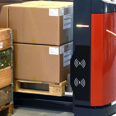 Sensorik und Antrieb der Paletten-AGV von Melkus sind so aufeinander abgestimmt, dass die Fahrzeuge nicht nur sicher, sondern auch schnell völlig autonom ans Ziel kommen. (Bild: Peter Kemptner)
