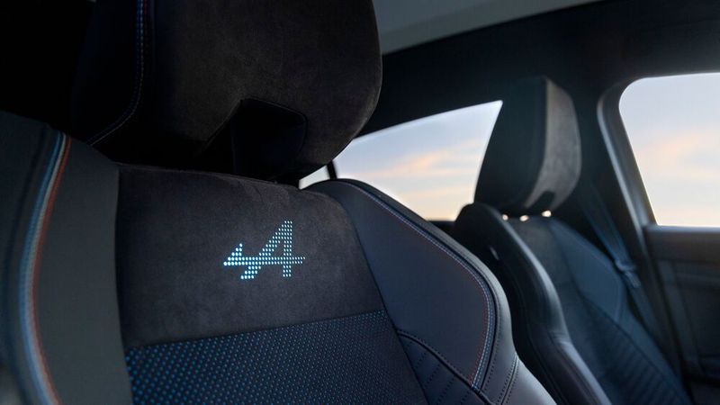 Ein schickes Detail der Alpine-Ausstattung sind die leuchtenden A in den Lehnen der Vordersitze. (Bild: Renault)
