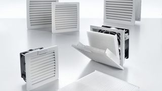 Die Filterlüfter kühlen den Schaltschrank mittels Umgebungsluft. Sie wird beim Ansaugen durch eine Filtermatte gereinigt, nimmt die Wärme der im Schrank installierten Komponenten auf und tritt schließlich durch einen Ausgangsfilter aus.  (Weidmüller)