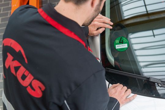 Die Umweltplakette ist seit der Einführung des Mängelkatalogs 2018 nicht mehr HU-relevant.(Bild:  KÜS)