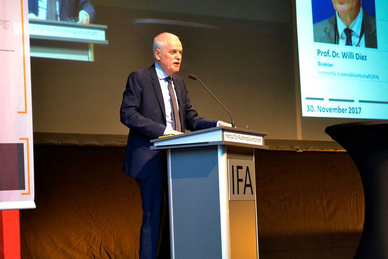 Professor Willi Diez eröffnete den 18. Tag der Automobilwirtschaft in Nürtingen. (Seyerlein)