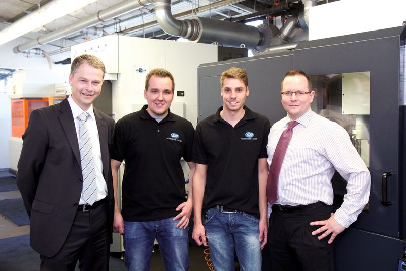 Perfekte Zusammenarbeit (von links): Klaus Bruder, Kundenbetreuer bei Zecha, Emil Nowicki, Abteilung HSC-Fräsen bei Schroeder + Bauer, Stephen Rapp, Leitung HSC-Fräsen/Senkerodieren und Lohnarbeit bei Schroeder + Bauer, Sven Ender, Beratung und Verkauf bei Makino. (Bild: Zecha GmbH)