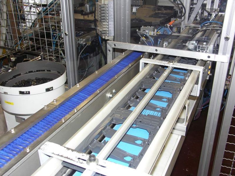 3 Zwei Gurtbänder  ... fördern die Befestigungsrahmen und –keile in die Montagestation. (Archiv: Vogel Business Media)