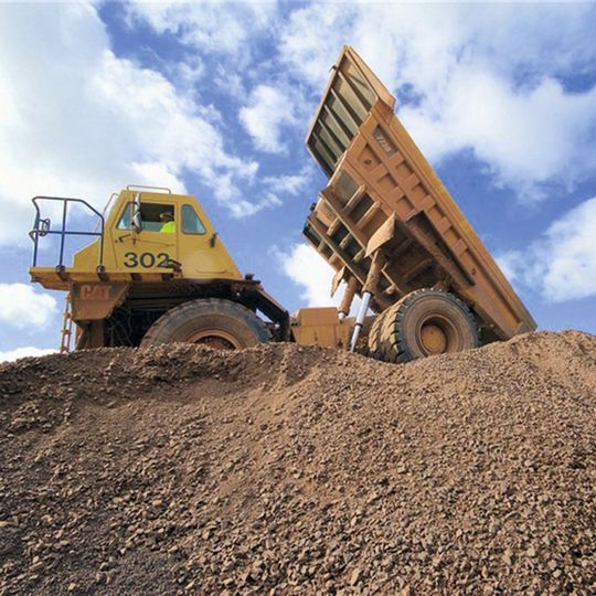 Ein Natursteinunternehmen ließ die Fahrzeuge mit Neigungssensoren ausrüsten, die an die Kipphydraulik gekoppelt sind und den Kippvorgang ohne Zutun des Bedieners stoppen, bevor kritische Neigungswinkel erreicht werden. Ein Natursteinunternehmen ließ die Fahrzeuge mit Neigungssensoren ausrüsten, die an die Kipphydraulik gekoppelt sind und den Kippvorgang ohne Zutun des Bedieners stoppen, bevor kritische Neigungswinkel erreicht werden.