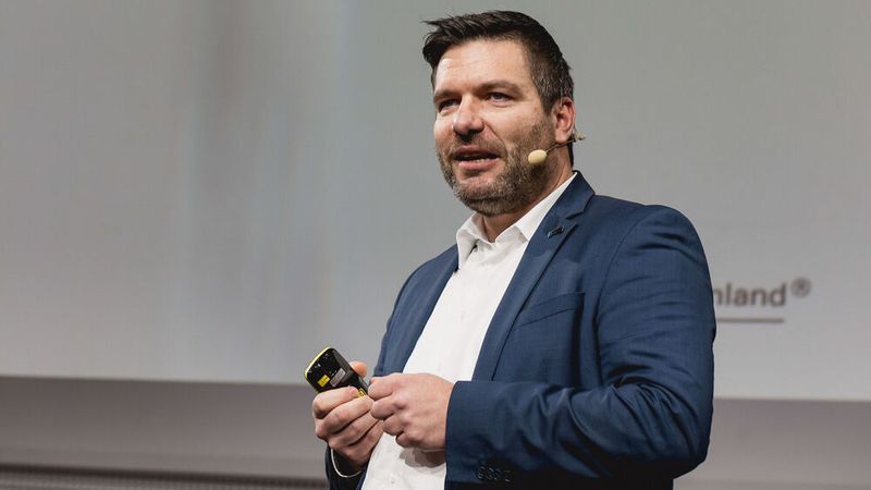„Schäden an Nutzfahrzeugaufbauten richtig erkennen und bewerten“ thematisierte Markus Otremba, Technischer Leiter FSP – TÜV Rheinland und Inhaber des Ingenieurbüros Markus Otremba. Den Schwerpunkt legte er dabei auf die Ladungssicherung.   (Bild: Stefan Bausewein)
